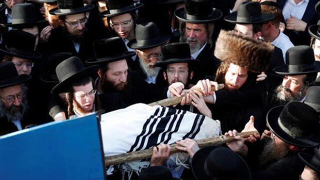 Los dolientes ultraortodoxos israelíes asisten al funeral de Shmual Tzvi Klagsbald, quien murió en una estampida durante el evento Hogueras. Foto: EFE