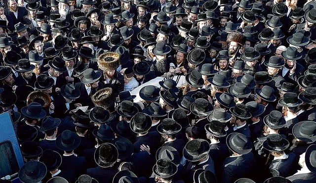 Luto. Judíos ultraortodoxos durante un funeral efectuado el viernes en Israel. Foto: EFE.