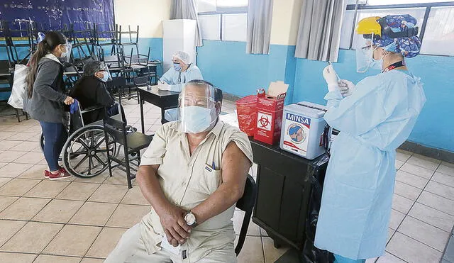 Un año después. Los adultos mayores de 70 años acudieron a los vacunatorios dispuestos en Lima y Callao para recibir su primera dosis contra el COVID-19. Foto: Félix Contreras/La República