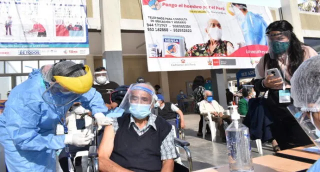 Esta semana se vacunó a adultos mayores de 86 años en Tacna. Foto: Diresa Tacna
