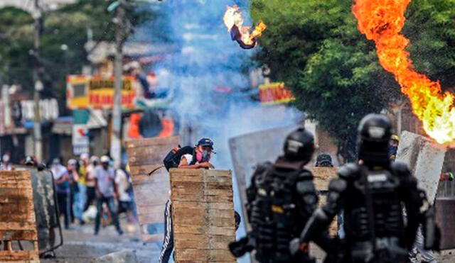 En Medellín, los ciudadanos salieron a las calles para rechazar el proyecto de reforma tributaria del gobierno, el 1 de mayo de 2021. Foto: AFP