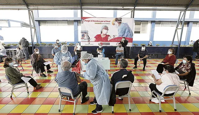 Por turno. La inmunización de los mayores de 70 años continúa en Lima y otras regiones. Foto: Minsa
