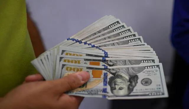 Cada vez un mayor número de personas utilizan dólares en Venezuela, por lo cual revisan constantemente su cotización. Y la tasa oficial es la del BCV. Foto: AFP