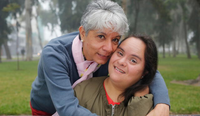Carla Mertz Salomón con su madre, Cecilia Salomón. La joven publicó un video en Facebook pidiéndole al ministro de Salud que vacunen a las personas con Síndrome de Down. Foto: Félix Contreras.