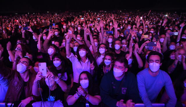 Cerca de 5 mil espectadores asistieron al concierto de Love of Lesbias en Barcelona, fue el primer concierto sin distanciamiento de Europa. Crédito: AFP