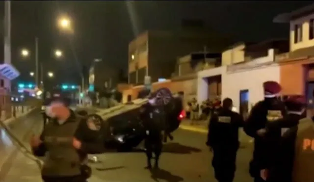 La persecución terminó cuando los sujetos chocaron con otro vehículo. Foto: captura de América Televisión