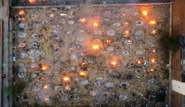 Crematorios al aire libre en la India por contagios desbordados de COVID-19. Foto: AFP