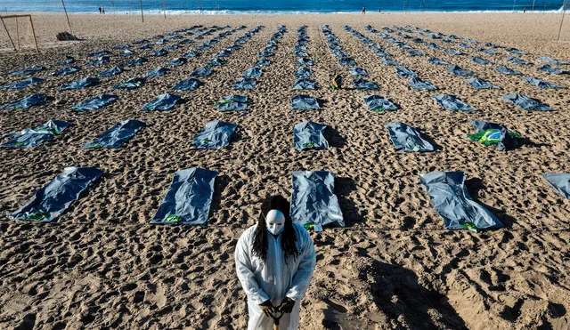 La ONG realizó un acto en la playa de Copacabana en protesta contra la gestión del Gobierno de Jair Bolsonaro durante la pandemia. Foto: EFE