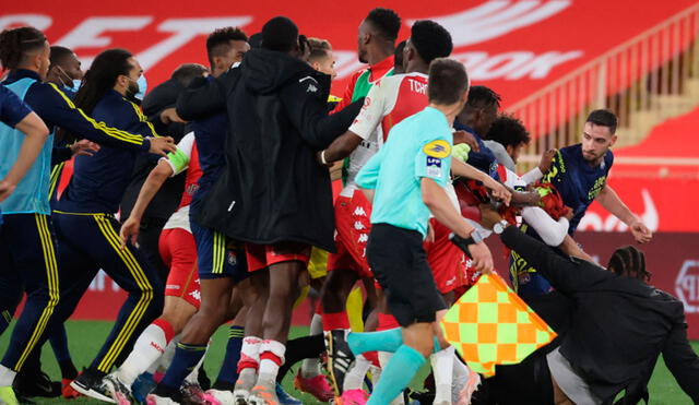 Lamentable incidente se vivió en el duelo entre Mónaco y Lyon por la Ligue 1. Foto: AFP