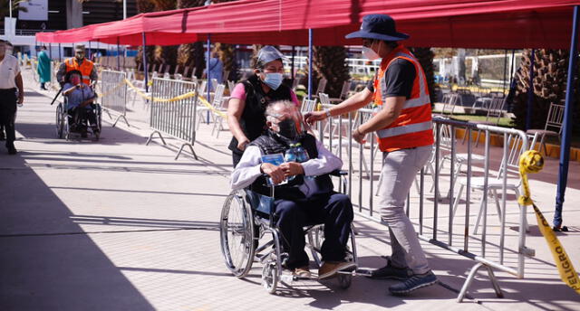 Pueden llevar a sus familiares a vacunarlos al estadio de la UNSA hasta las 1.00 p.m. Foto: Oswald Charca / La República