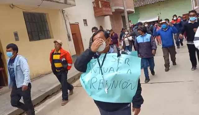 Comuneros reclamaban la presencia del alcalde y no que delegue a funcionarios. Foto: captura video Radio Cadena 96