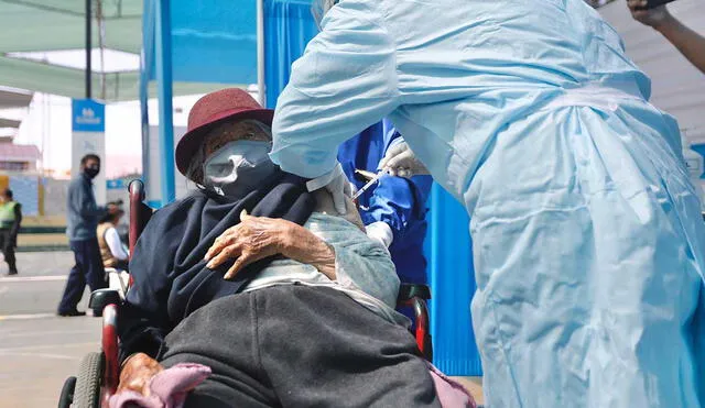 Mujer fue recibida con gran expectativa por el personal de salud. Foto: Oswald Charca/La República