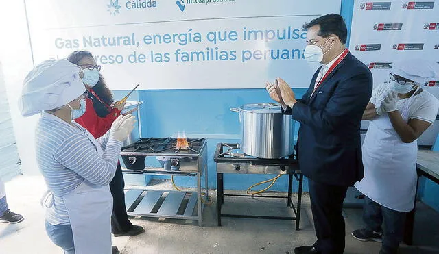 Comedor popular. Ministro Jaime Gálvez, ejecutivos de Cálidda y beneficiarias. Foto: difusión