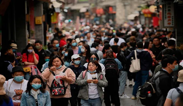 En diversas zonas de China se observa a gran cantidad de personas, algunas sin mascarilla pese al coronavirus. Foto: AFP