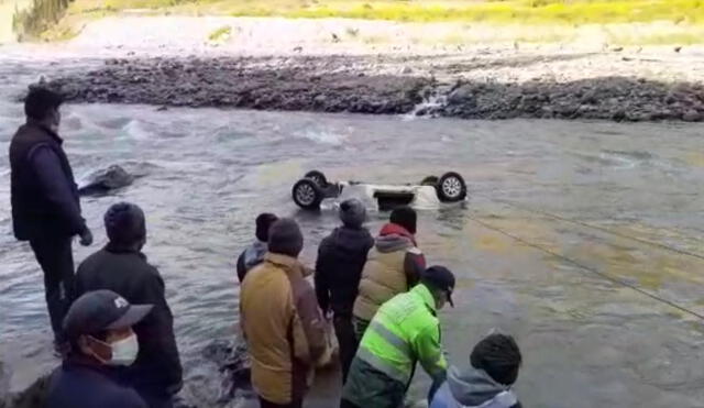 Policía y ciudadanos trataron de recuperar el vehículo. Foto: PNP.