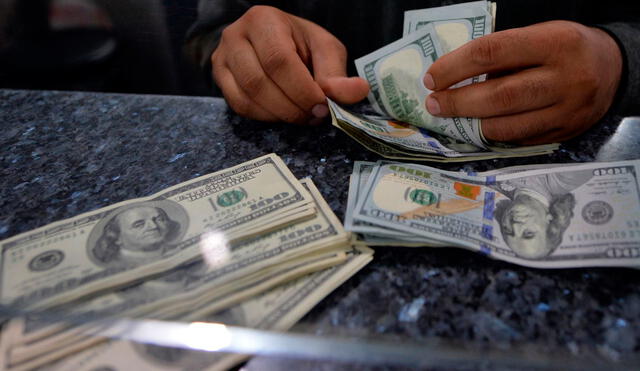El dólar estadounidense subió a un máximo de dos semanas. Foto: AFP