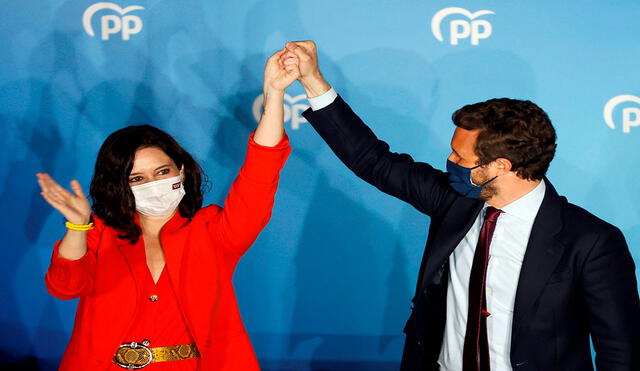 El líder de la oposición Pablo Casado (d) saludó la victoria de su correligionaria Isabel Díaz Ayuso. Foto: EFE