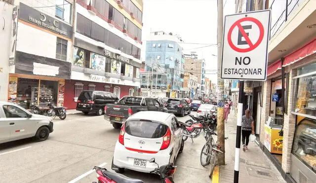Muchos vehículos particulares no respetan zonas rígidas en la ciudad de Chiclayo. Foto: MPCh
