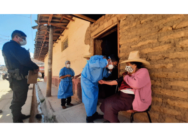 El personal de salud se trasladó a los sectores urbanos marginales para inmunizar a mayores de 80 años. Foto: Gobierno Regional de Cajamarca
