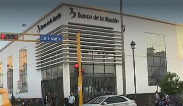 Banco de la Nación de Cercado de Lima fue escenario de accidente con mampara. Foto: captura de Canal N