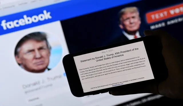 En esta ilustración fotográfica, la pantalla de un teléfono muestra la declaración del expresidente estadounidense Donald Trump en el fondo de su página de Facebook, el 5 de mayo de 2021. Foto: AFP