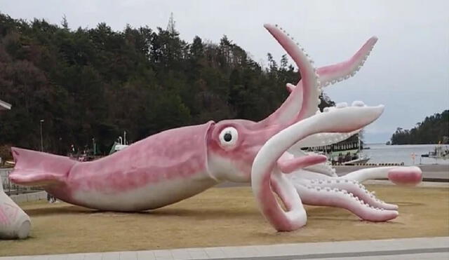 Con el dinero asignado a Noto se construyó una estatua gigante de 12 metros de largo, nueve de ancho y cuatro de altura que representa a un calamar. Foto: captura video