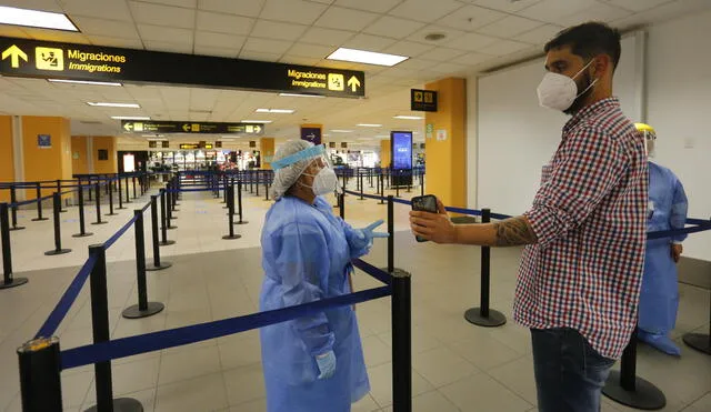 La autoridad confirmó que la restricción a los viajeros provenientes del Reino Unido quedará sin efecto. Foto: La República