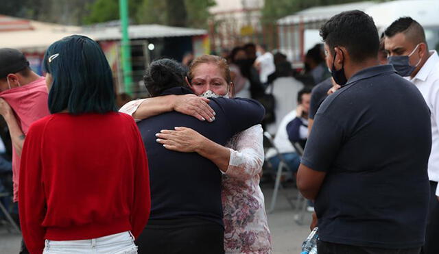 Familiares de las personas fallecidas durante el desplome de un tren del metro de la líneal 12 esperan la entrega de los cuerpos de las víctimas, en Ciudad de México. Foto: EFE