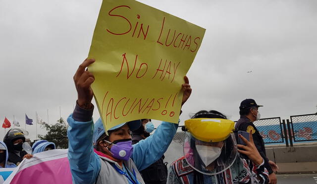 Trabajadores acudieron con carteles a la avenida Elmer Faucett. Foto: Deysi Portuguez / URPI-LR