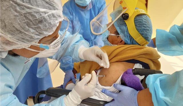En Tacna continúan con vacunación de adultos mayores de 80 años. Foto: Diresa