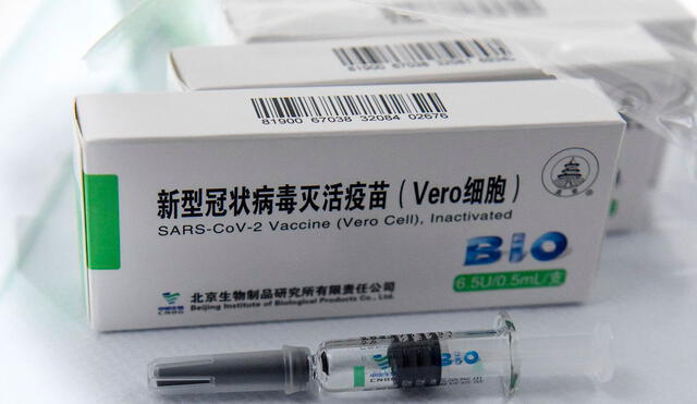 Esta imagen muestra una jeringa y cajas de la vacuna china Sinopharm contra la Covid-19. Foto: AFP