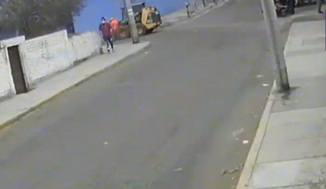 Malhechores se desplazaban en una mototaxi y se aprovecharon que la víctima iba a pie. Foto: captura de Latina Noticias