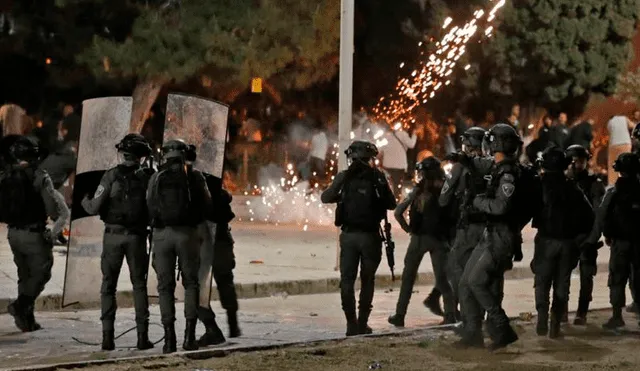 Según la Policía de Israel, “centenares de personas lanzaron piedras, botellas y otros objetos contra agentes, que respondieron”. Foto: AFP