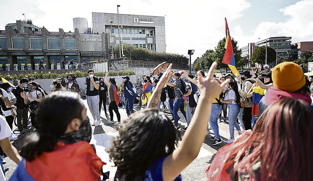 Continuas. El viernes la movilización llegó hasta las afueras de la Fiscalía General en Bogotá. Foto: AFP