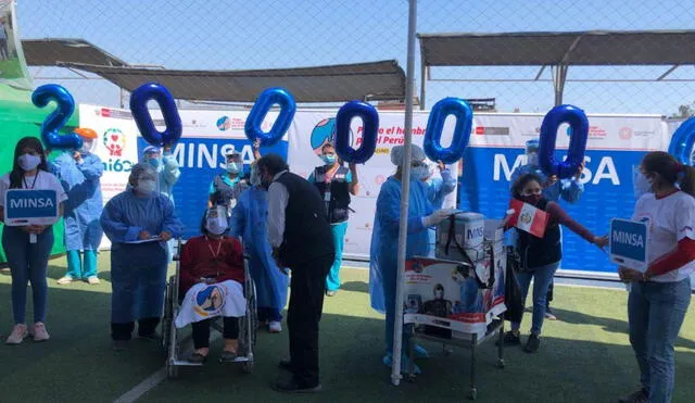 La aplicación de la dosis número 2 millones se realizó en el centro de inmunización ubicado en El Agustino. Foto: captura/Twitter de Violeta Bermúdez