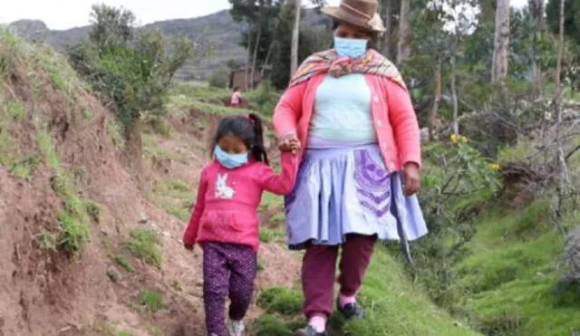 Dora Luisa Huamán y su menor hija. Foto: Andina
