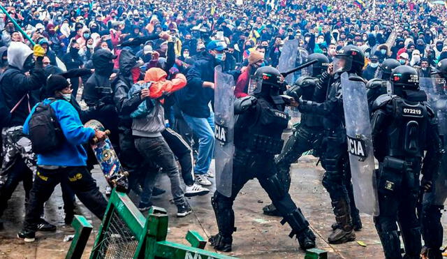 Manifestantes se enfrentan a la policía antidisturbios durante las protestas en Colombia. Foto: AFP