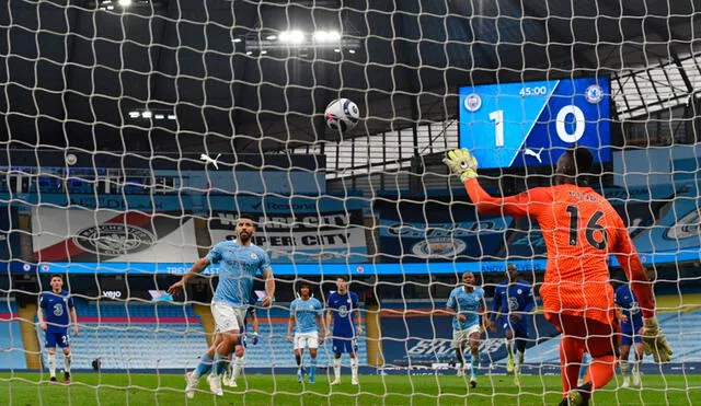Sergio Agüero intentó 'picar' el balón ante Mendy, pero el meta del Chelsea detuvo el esférico. Foto: AFP