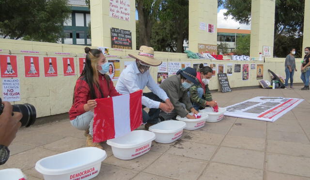 Colectivo realizó lavado de banderas en la plaza cusqueña. Foto: La República