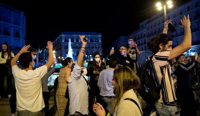 Cientos de personas se dieron cita en la Puerta del Sol de Madrid para celebrar el fin del estado de alarma. Foto: EFE
