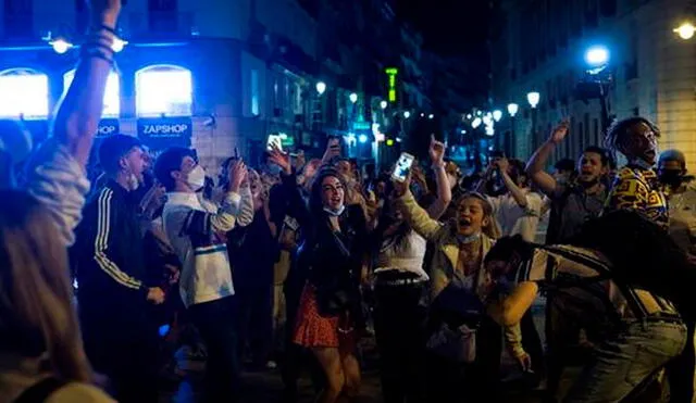 Ciudadanos celebran cuando se levanta el estado de emergencia decretado por el gobierno español para prevenir la propagación del coronavirus. Foto: EFE
