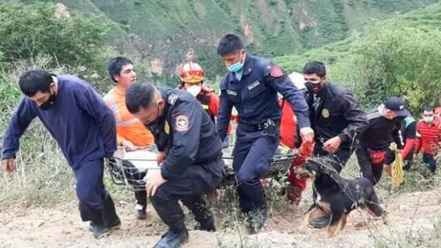 Policías y bomberos rescatan a heridos en accidente de tránsito en vía a Chachapoyas. Foto: Facebook.
