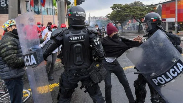 Policías jalonean a manifestantes durante las protestas en Colombia. Se han registrado cerca de mil detenciones arbitrarias. Foto AFP.