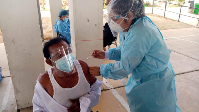 Adultos mayores esperarán nuevo lote de vacunas. Foto: La República