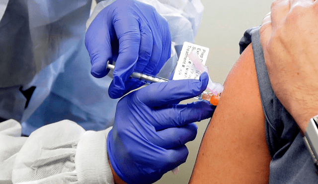 Un paciente recibe una dosis de la vacuna Moderna contra el coronavirus durante un ensayo en Washington. Foto: AP