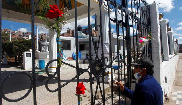 Decenas de puneños llegaron a cementerios para colocar arreglos florales en homenaje al ser que les dio la vida. Foto: Juan Carlos Cisneros/La República