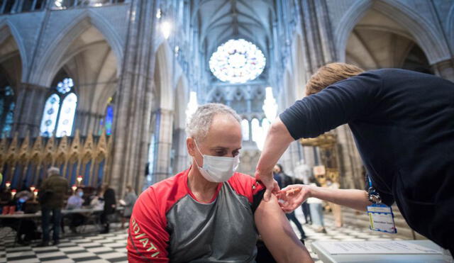 Un hombre siendo vacunado contra la COVID-19 en la Abadía de Westminster. Foto: Europa Press