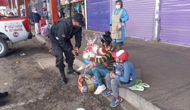 Madres que estuvieron trabajando este domingo recibieron las canastas. Foto: Municipalidad de Tacna