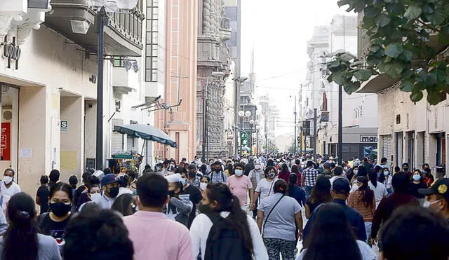 Descuido. En diversas calles de Lima hubo aglomeraciones. Foto: Félix Contreras / La República