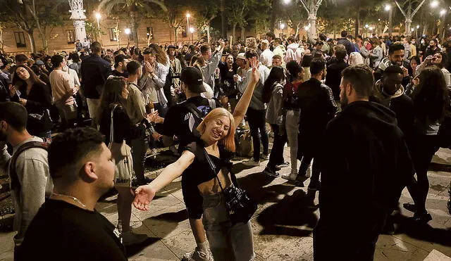 Fiesta. Españoles celebran en las calles el levantamiento de las restricciones en el país. Foto: EFE